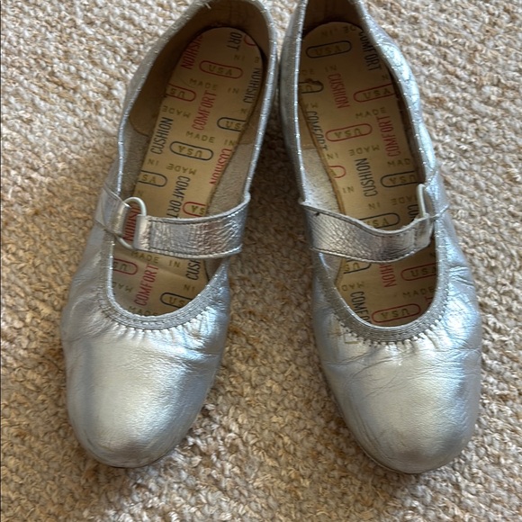 Vintage Silver Mary Jane Shoes, size 7.5 - Picture 3 of 5